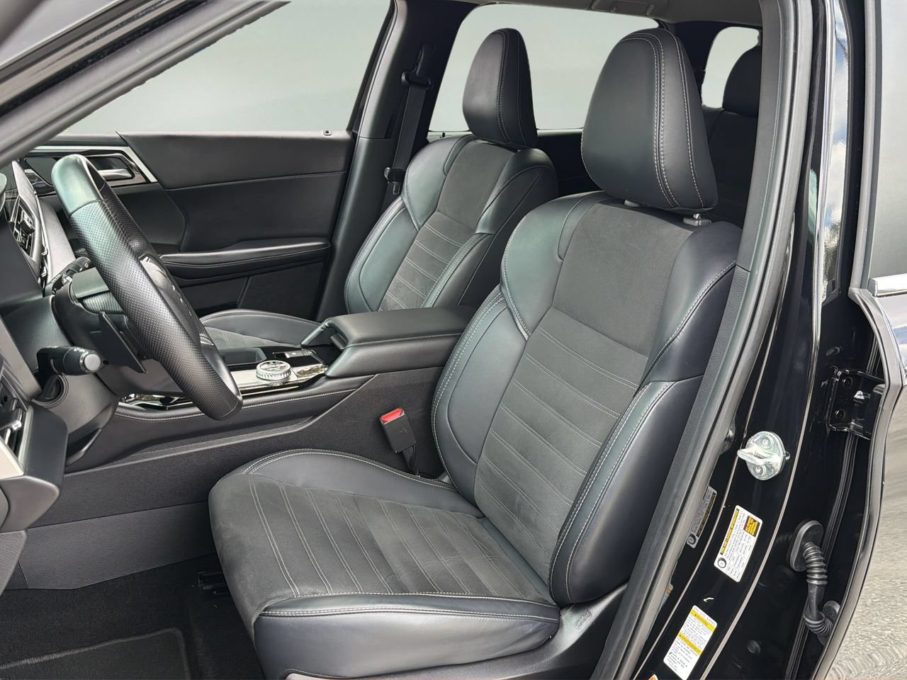 Used 2025 Mitsubishi Outlander SE FWD image 12