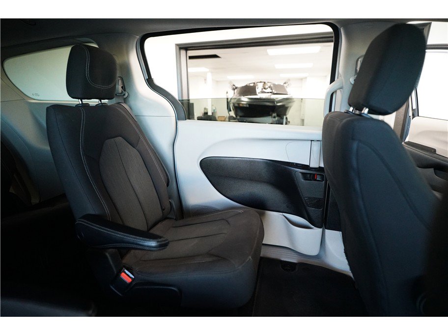 Used 2022 Chrysler Voyager LX image 15