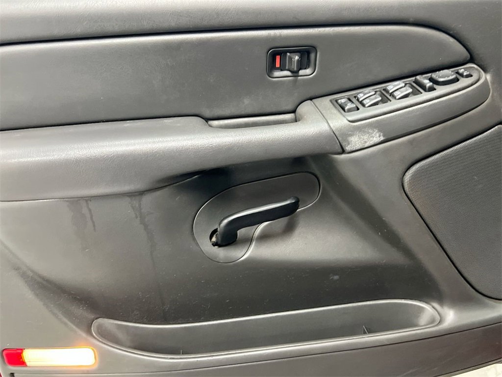 Used 2007 Chevrolet Silverado 1500 LT w/ Crew Cab Value Package image 18