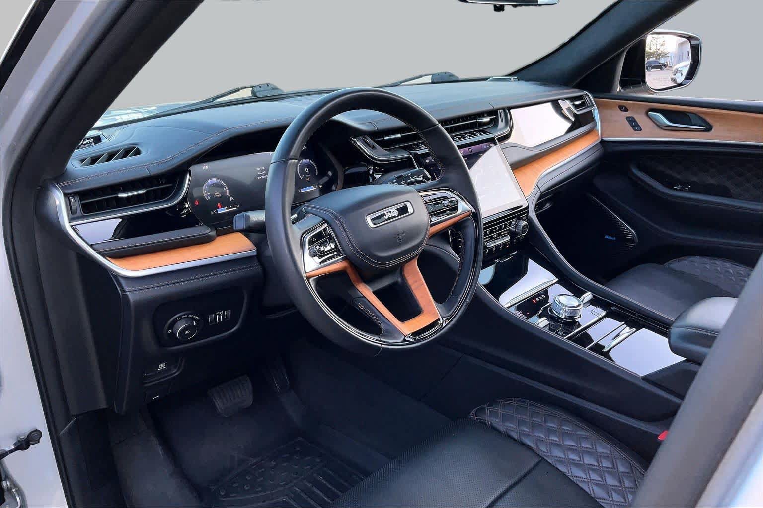 Used 2022 Jeep Grand Cherokee Summit AWD/4WD image 16