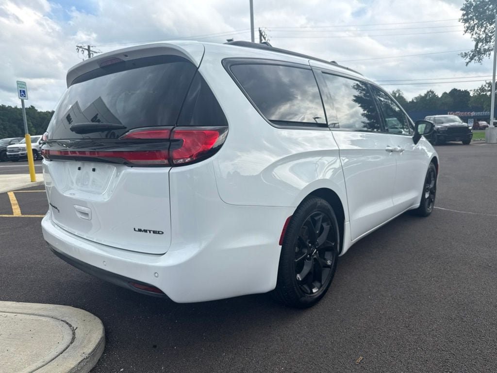 Used 2025 Chrysler Pacifica Limited FWD image 8