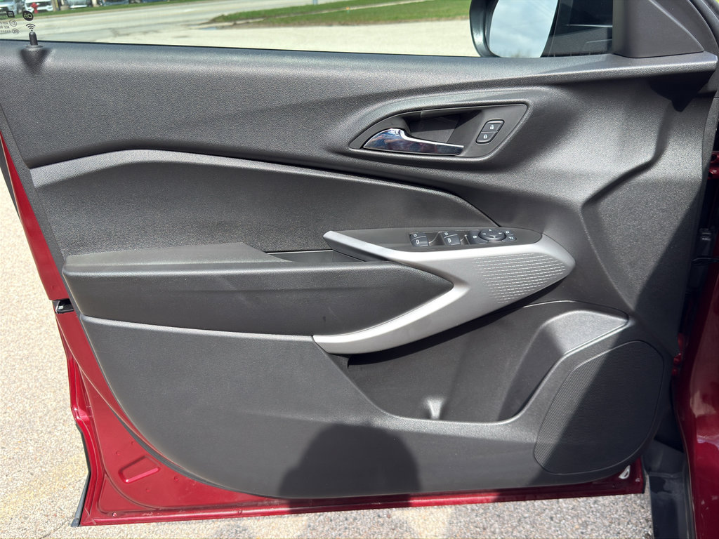 Used 2024 Chevrolet Trax RS w/ Sunroof Package FWD image 16