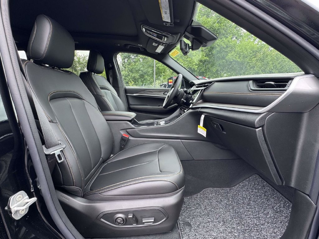 New 2026 Jeep Grand Cherokee Limited AWD/4WD image 16