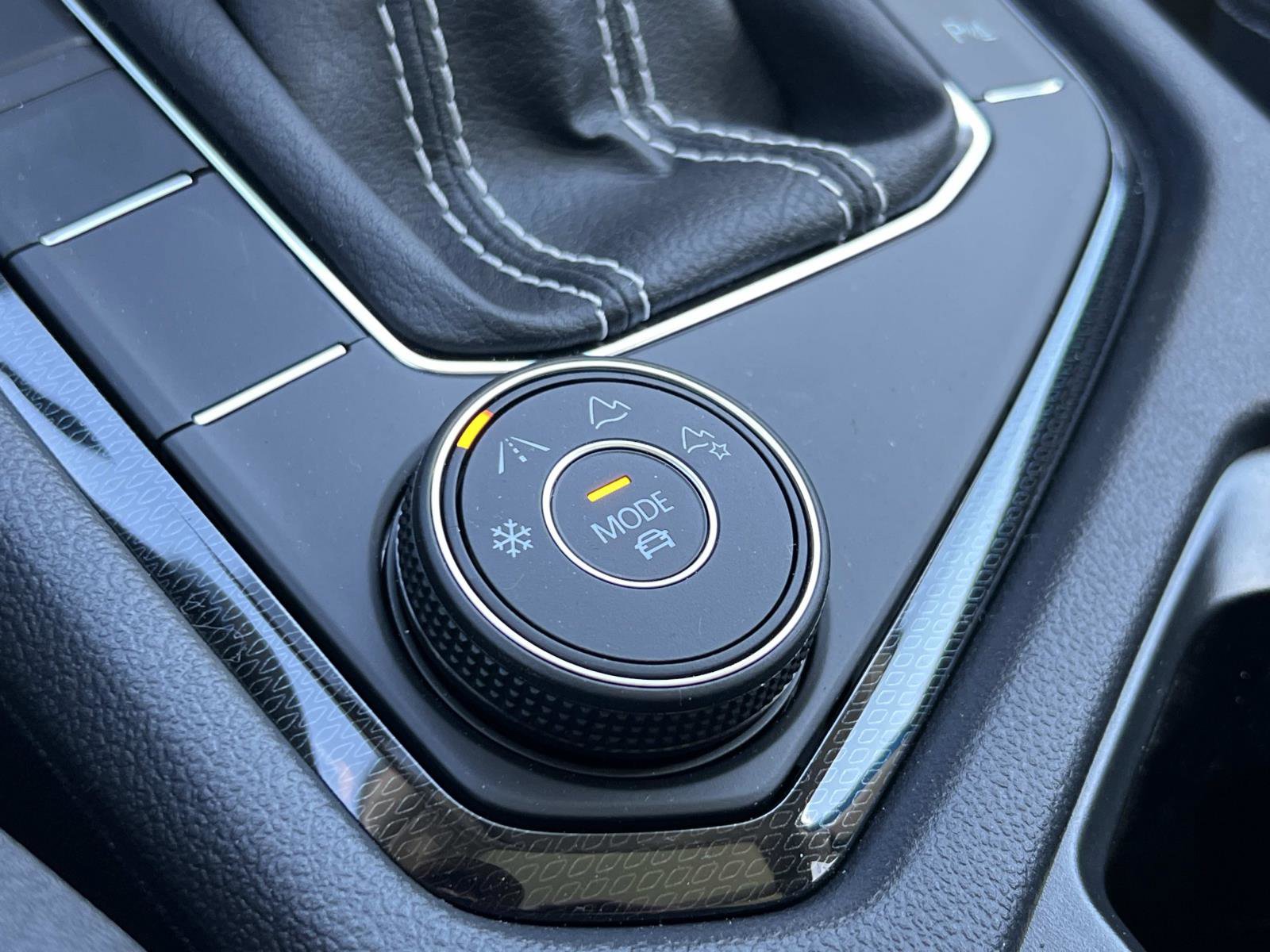 New 2026 Volkswagen Taos SE image 17