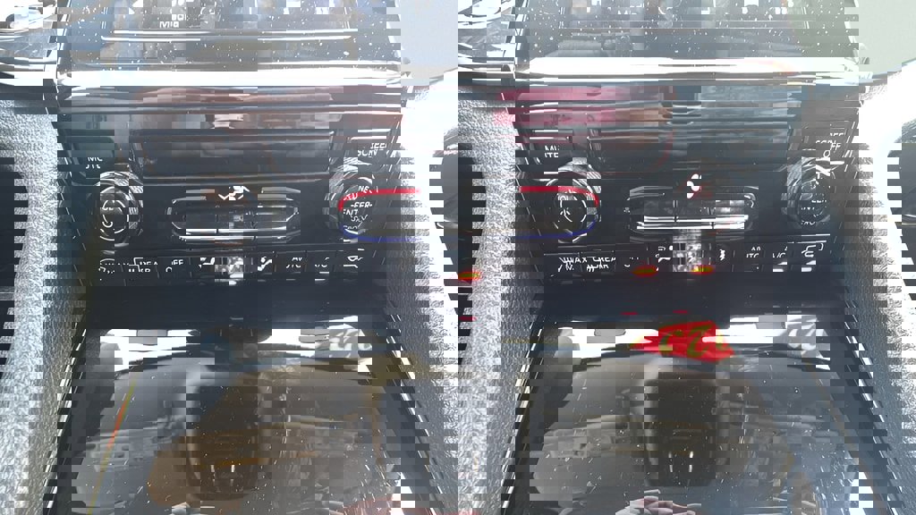 Used 2023 Jeep Grand Cherokee Laredo image 16