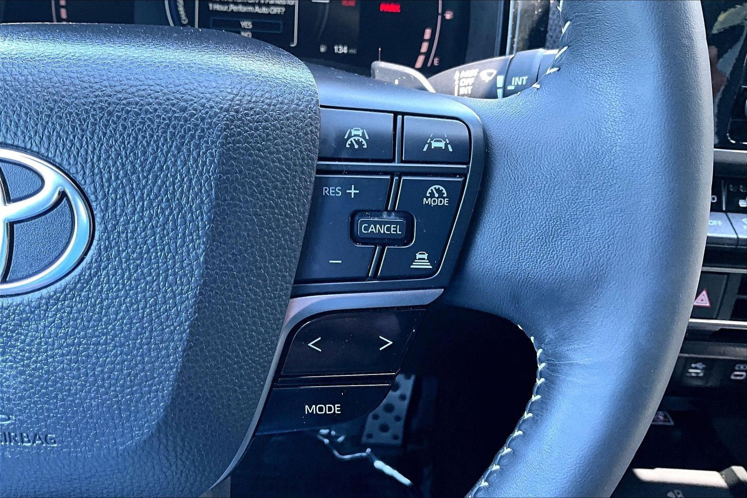 Used 2025 Toyota Camry SE w/ Convenience Package FWD image 18