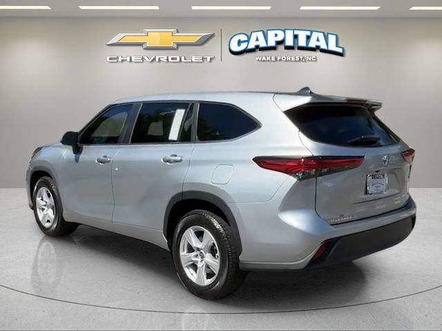 Used 2023 Toyota Highlander LE FWD image 3