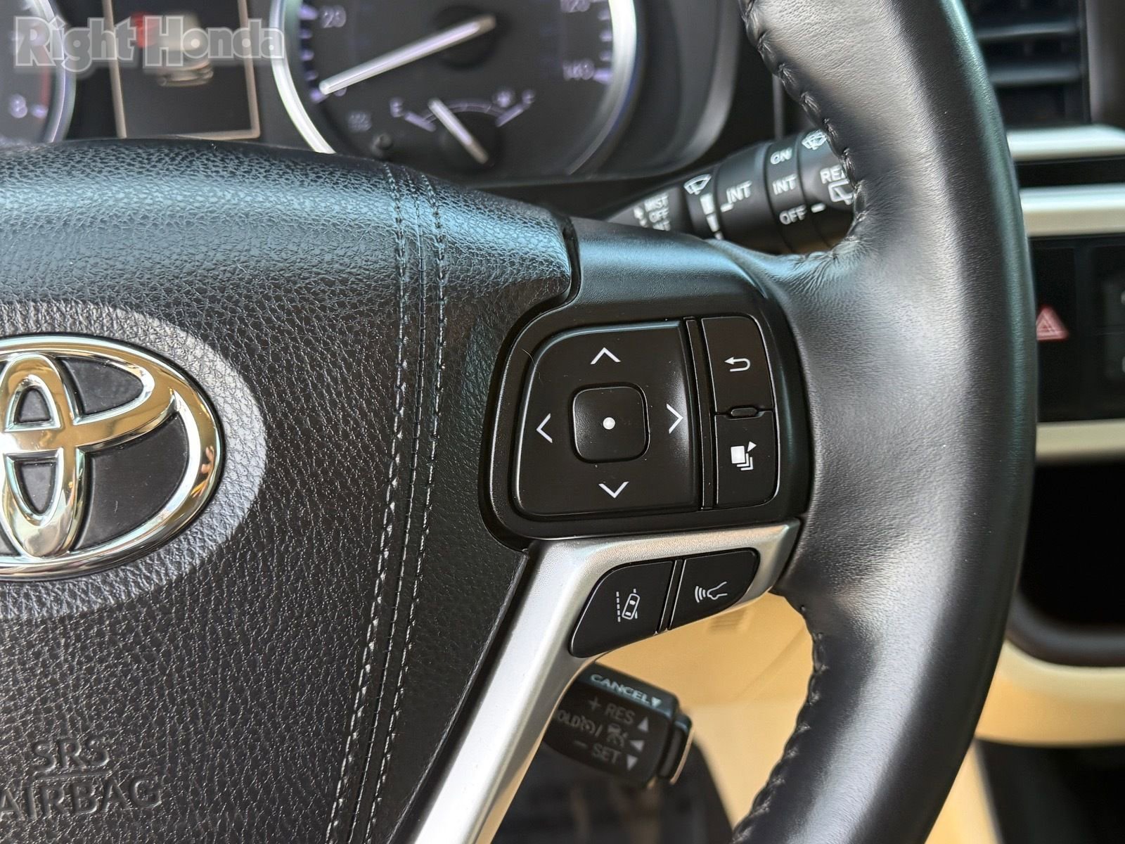 Used 2019 Toyota Highlander XLE FWD image 18