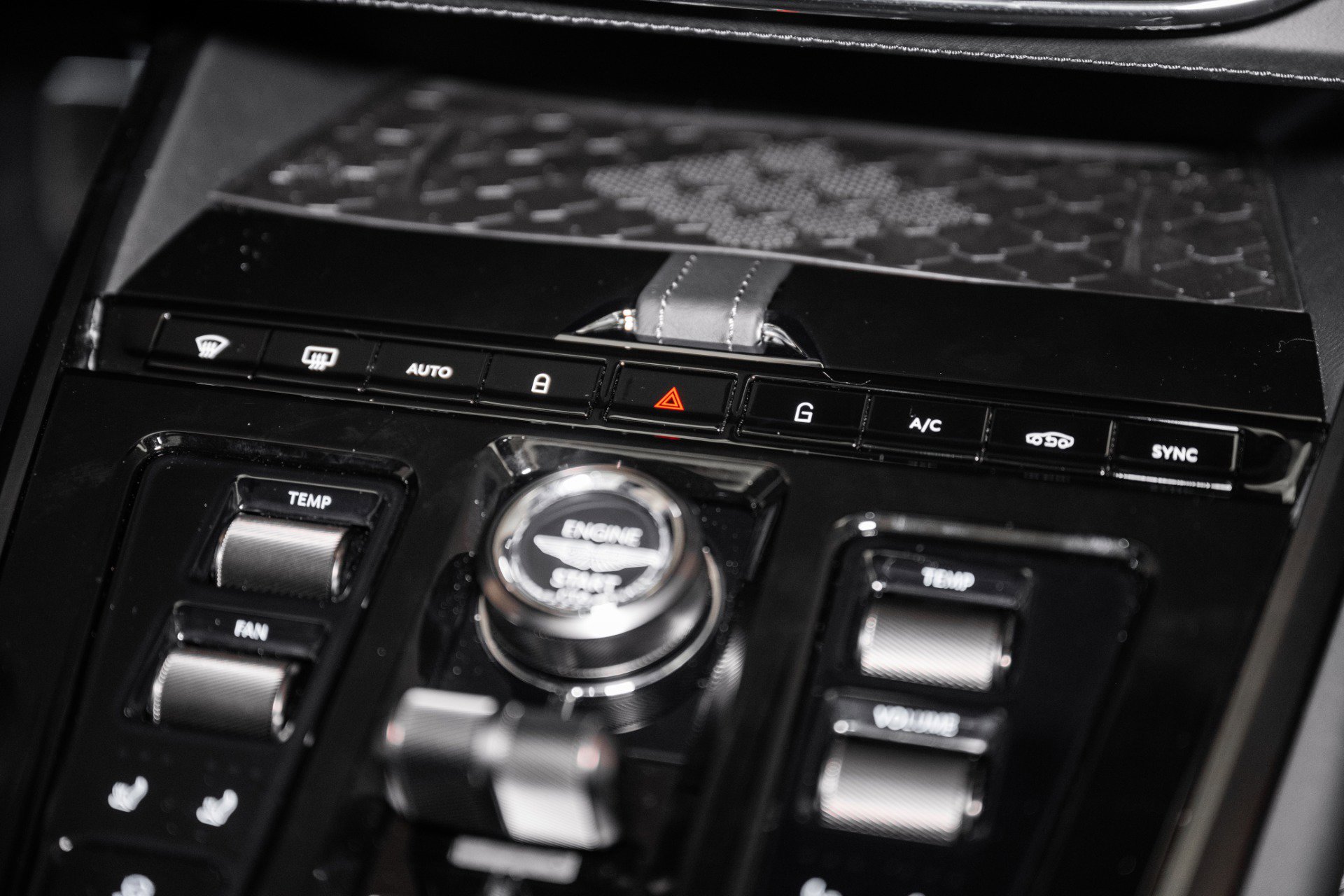 Used 2025 Aston Martin DBX 707 image 37