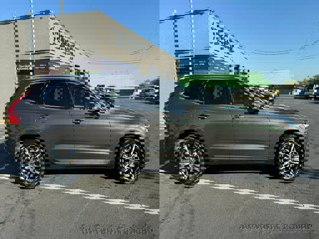 Used 2018 Volvo XC60 T6 Momentum w/ Vision Package image 17