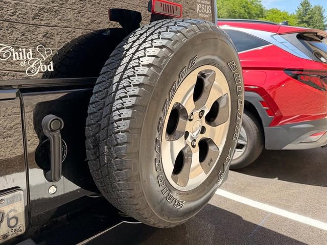 Used 2017 Jeep Wrangler Unlimited Sahara AWD/4WD image 16