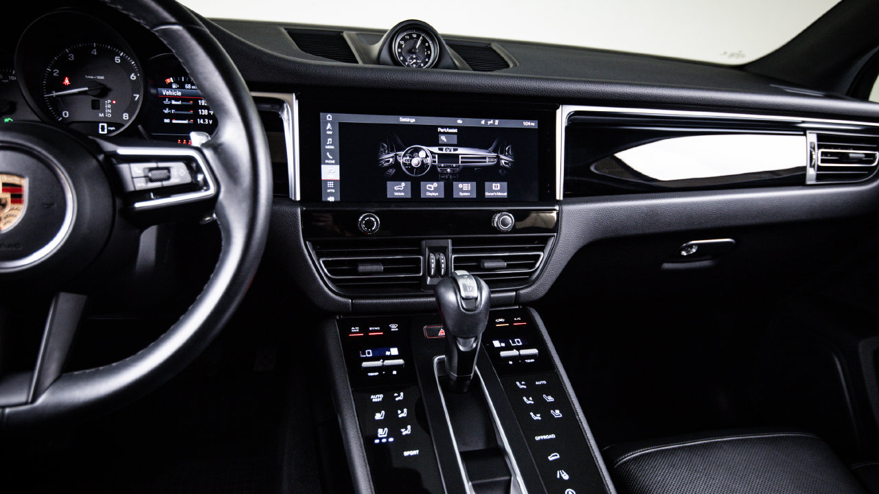 Certified 2023 Porsche Macan AWD/4WD image 19
