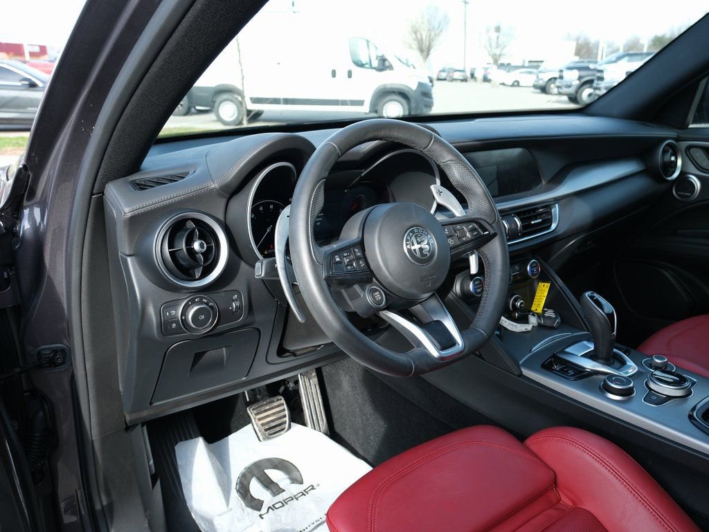 Used 2024 Alfa Romeo Stelvio Veloce image 3