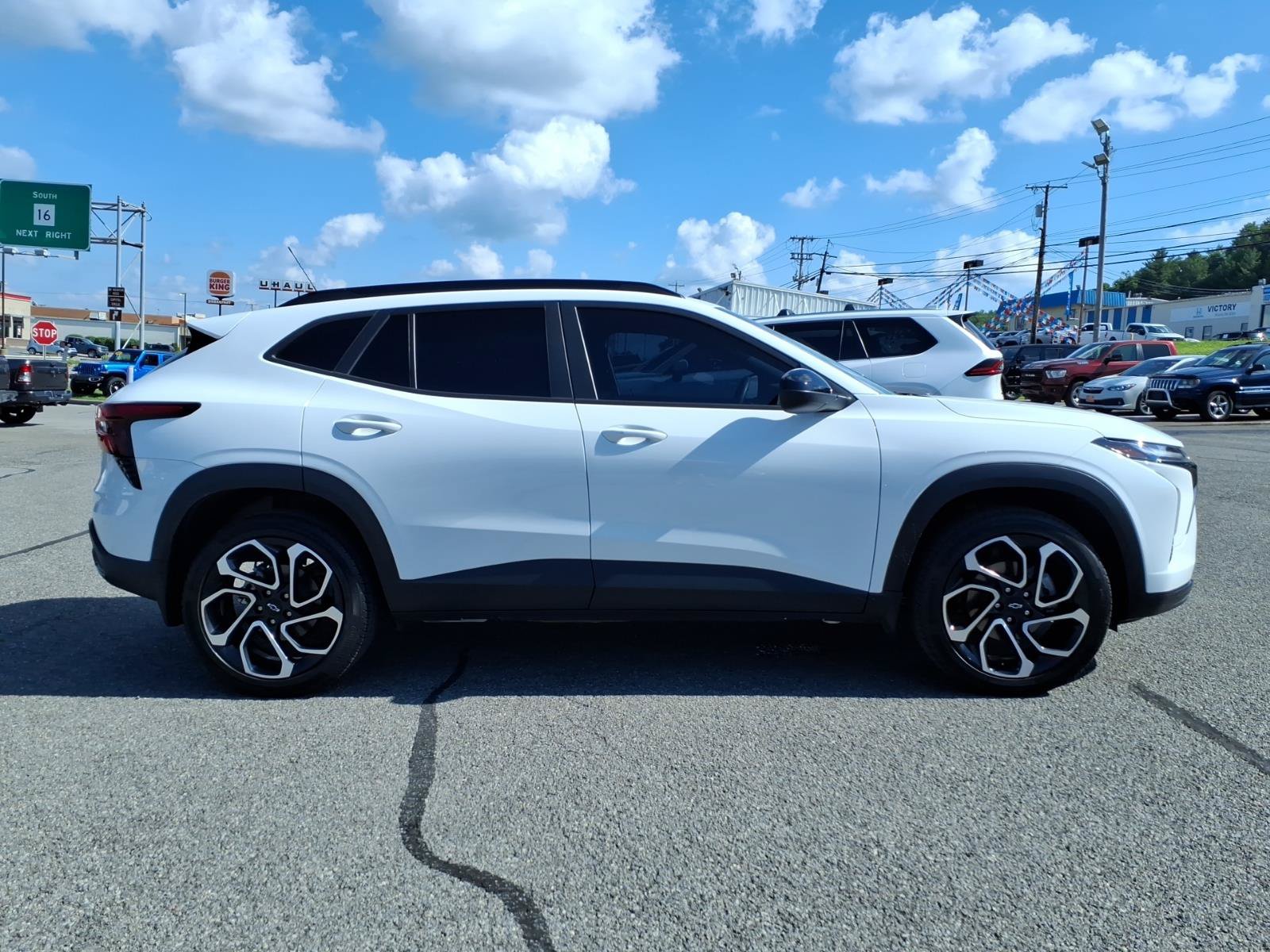 Used 2024 Chevrolet Trax RS w/ Sunroof Package FWD image 7