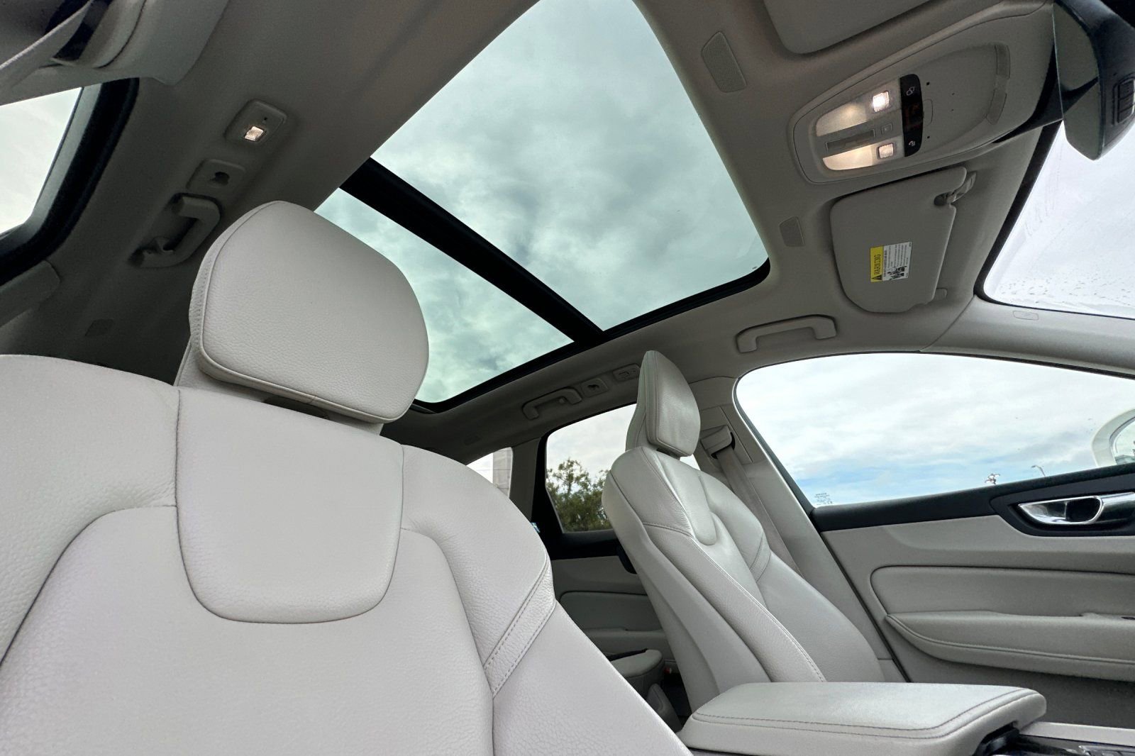 Used 2023 Volvo XC60 T8 Plus image 19