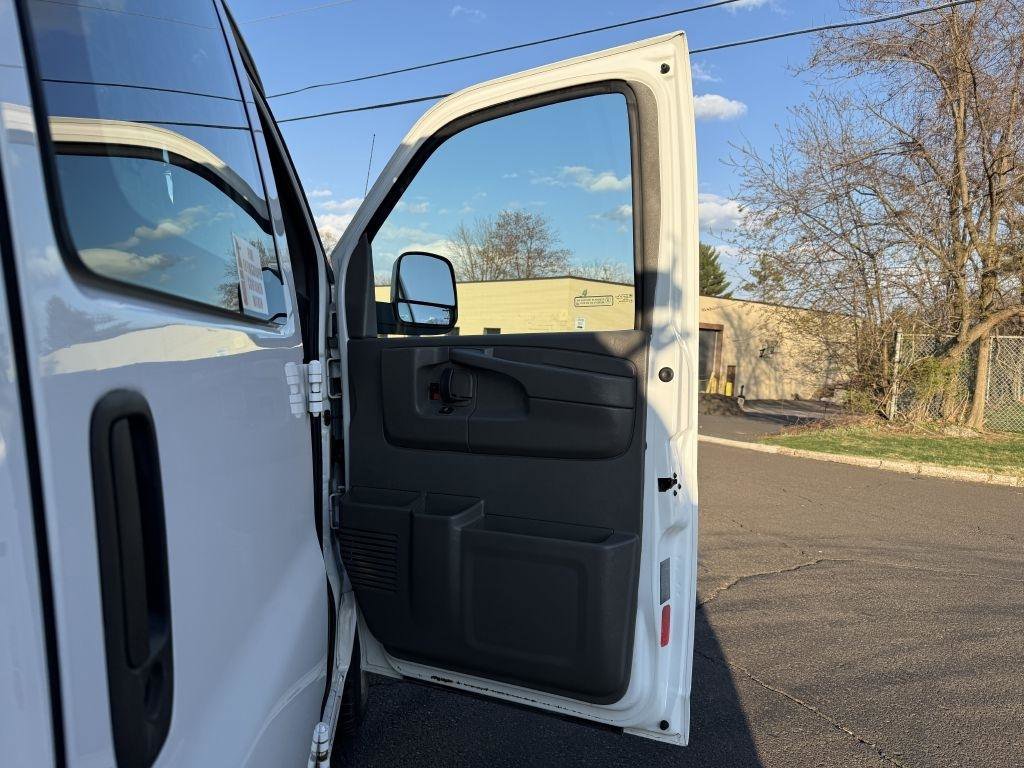 Used 2014 GMC Savana 1500 AWD image 16