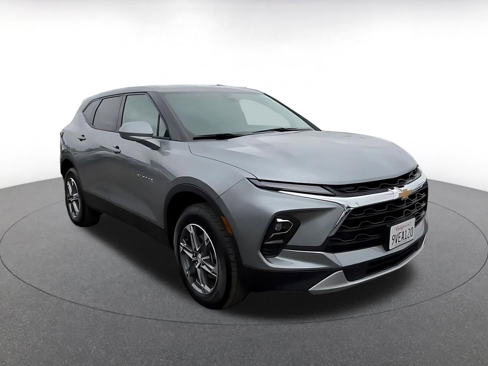 Used 2025 Chevrolet Blazer LT image 3