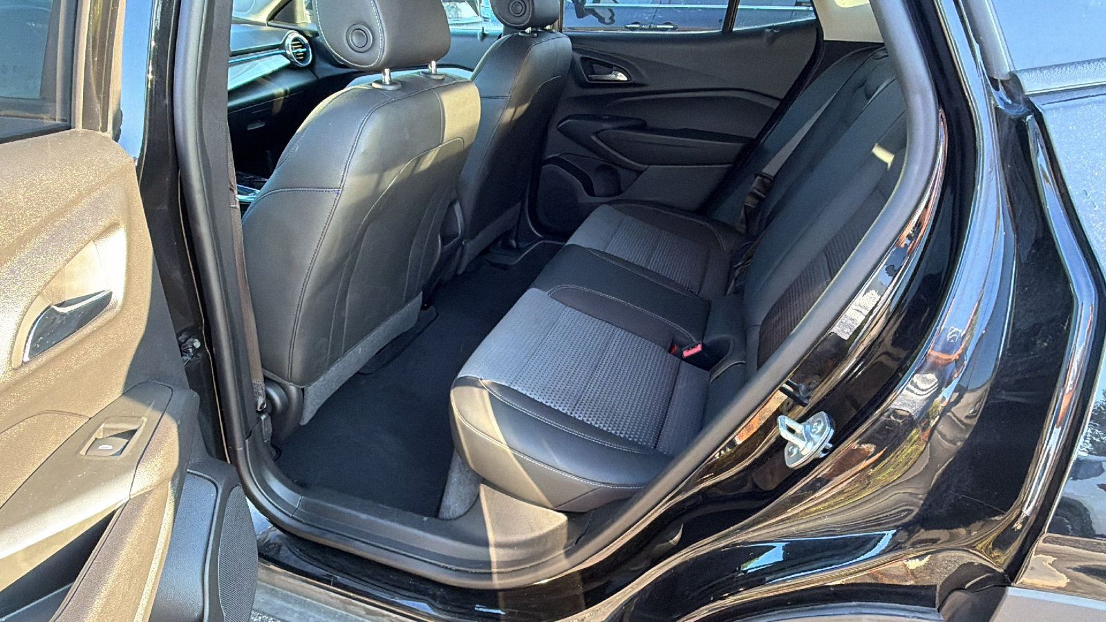 Used 2025 Chevrolet Trax LT FWD image 23