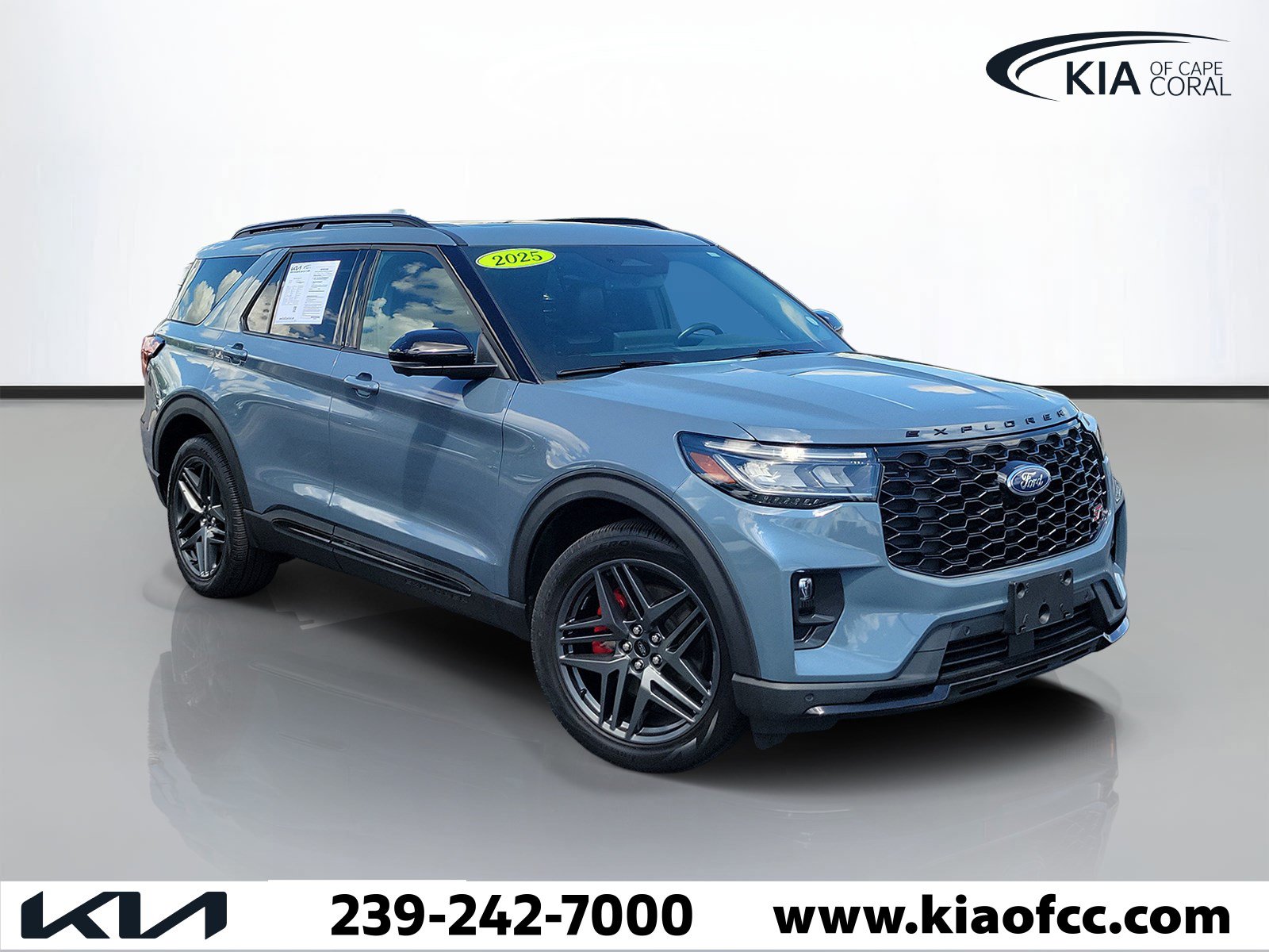 Used 2025 Ford Explorer ST AWD/4WD image 1
