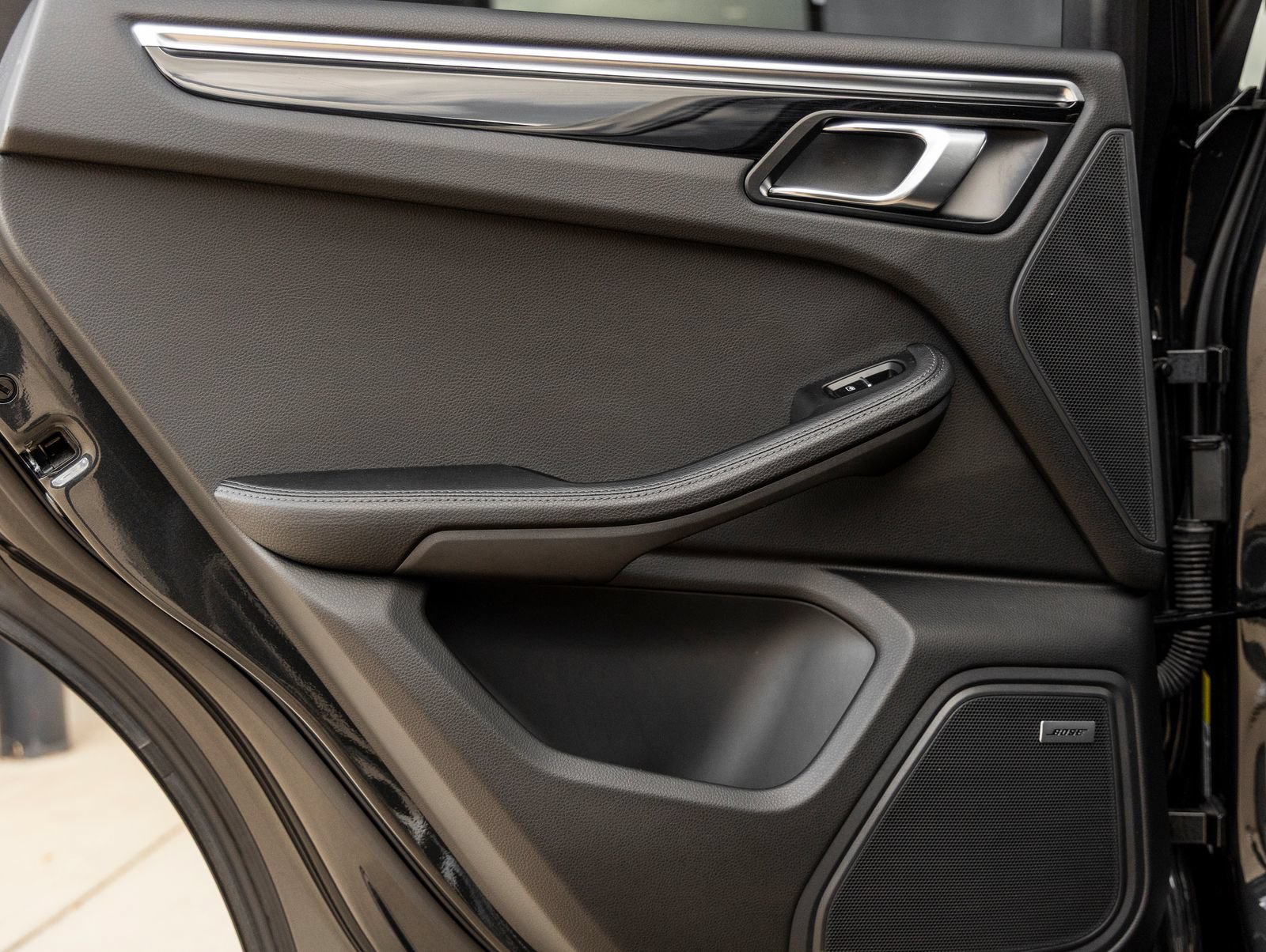 Certified 2024 Porsche Macan S AWD/4WD image 33