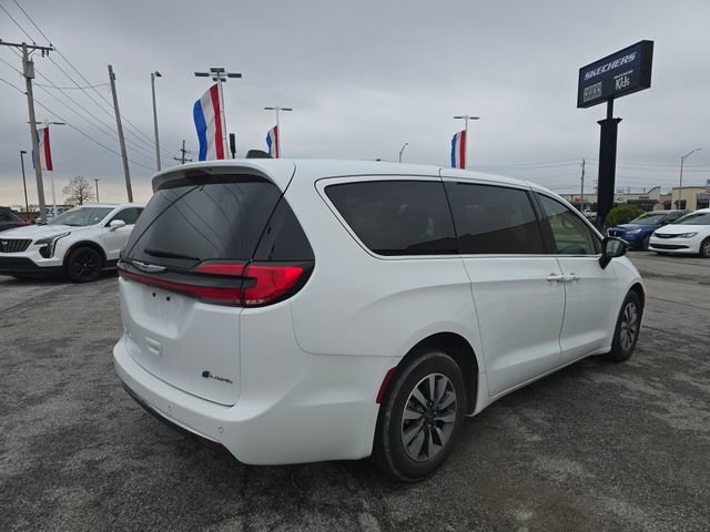 Used 2024 Chrysler Pacifica Select image 4