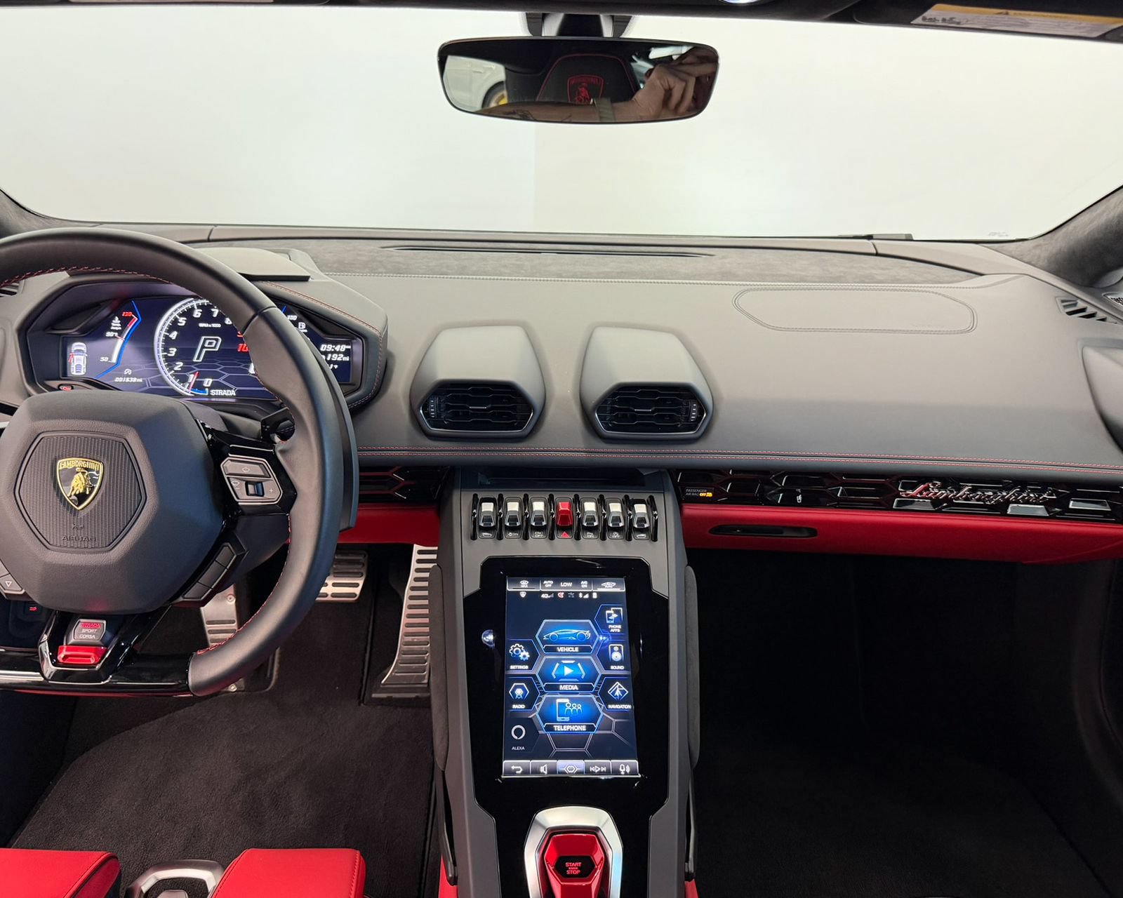 Used 2022 Lamborghini Huracan EVO RWD image 23