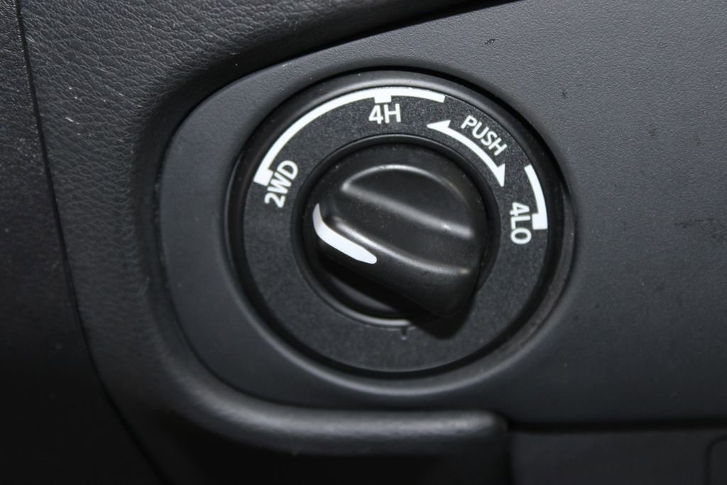 Used 2024 Nissan Frontier SV image 29