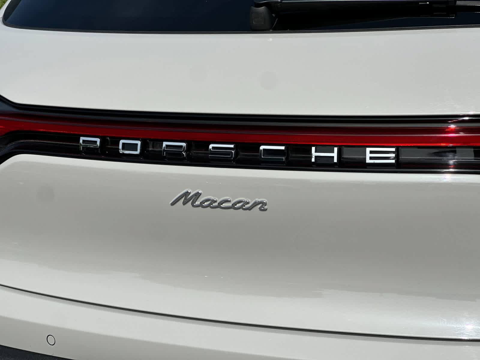 Certified 2023 Porsche Macan AWD/4WD image 31