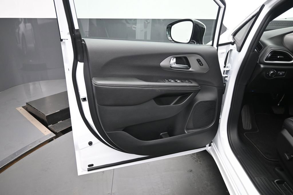 New 2027 Chrysler Pacifica Select FWD image 12