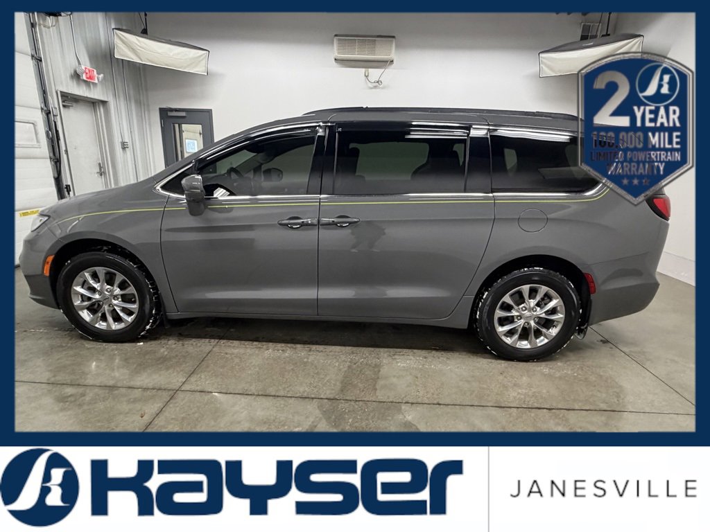 Used 2022 Chrysler Pacifica Touring-L w/ Uconnect Theater Family Group image 8