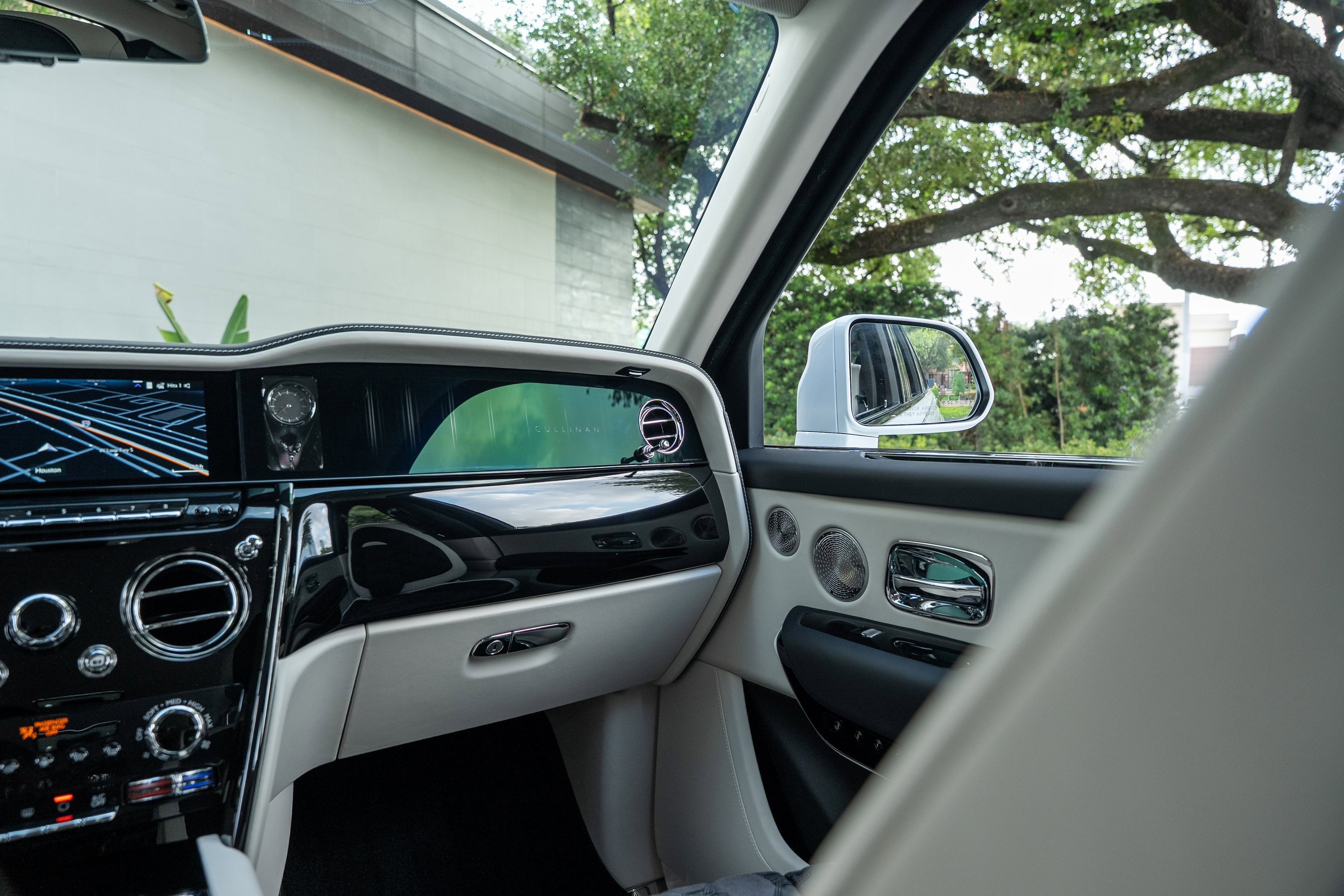 Used 2025 Rolls-Royce Cullinan Black Badge image 30