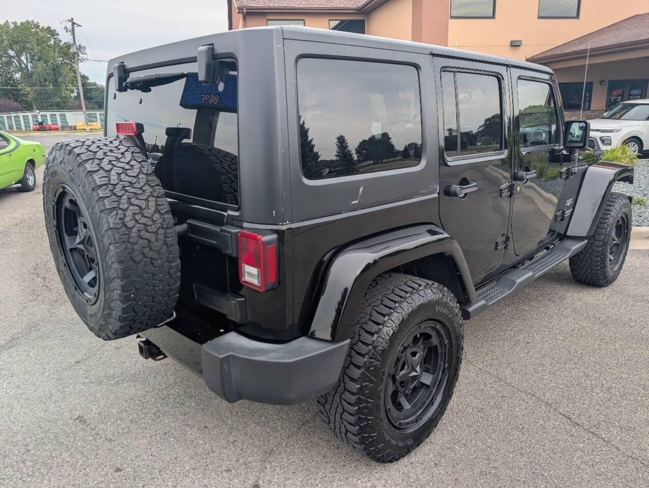 Used 2016 Jeep Wrangler Unlimited Sahara w/ Connectivity Group AWD/4WD image 9