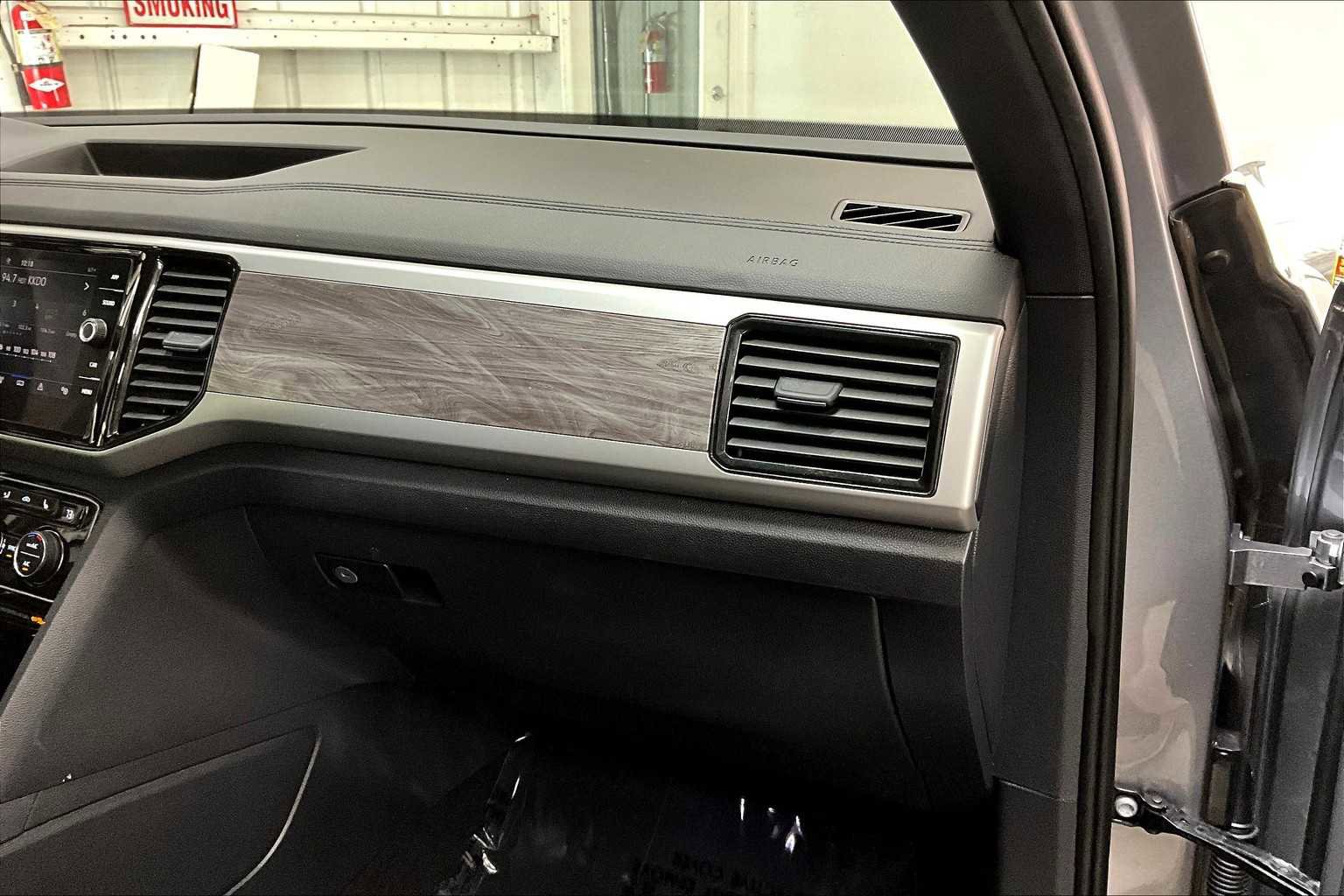 Used 2022 Volkswagen Atlas Cross Sport SE image 19