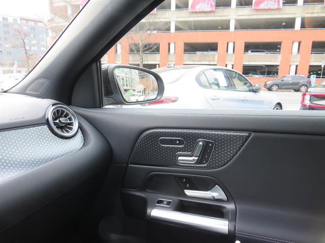 Used 2025 Mercedes-Benz GLA 250 4MATIC image 17