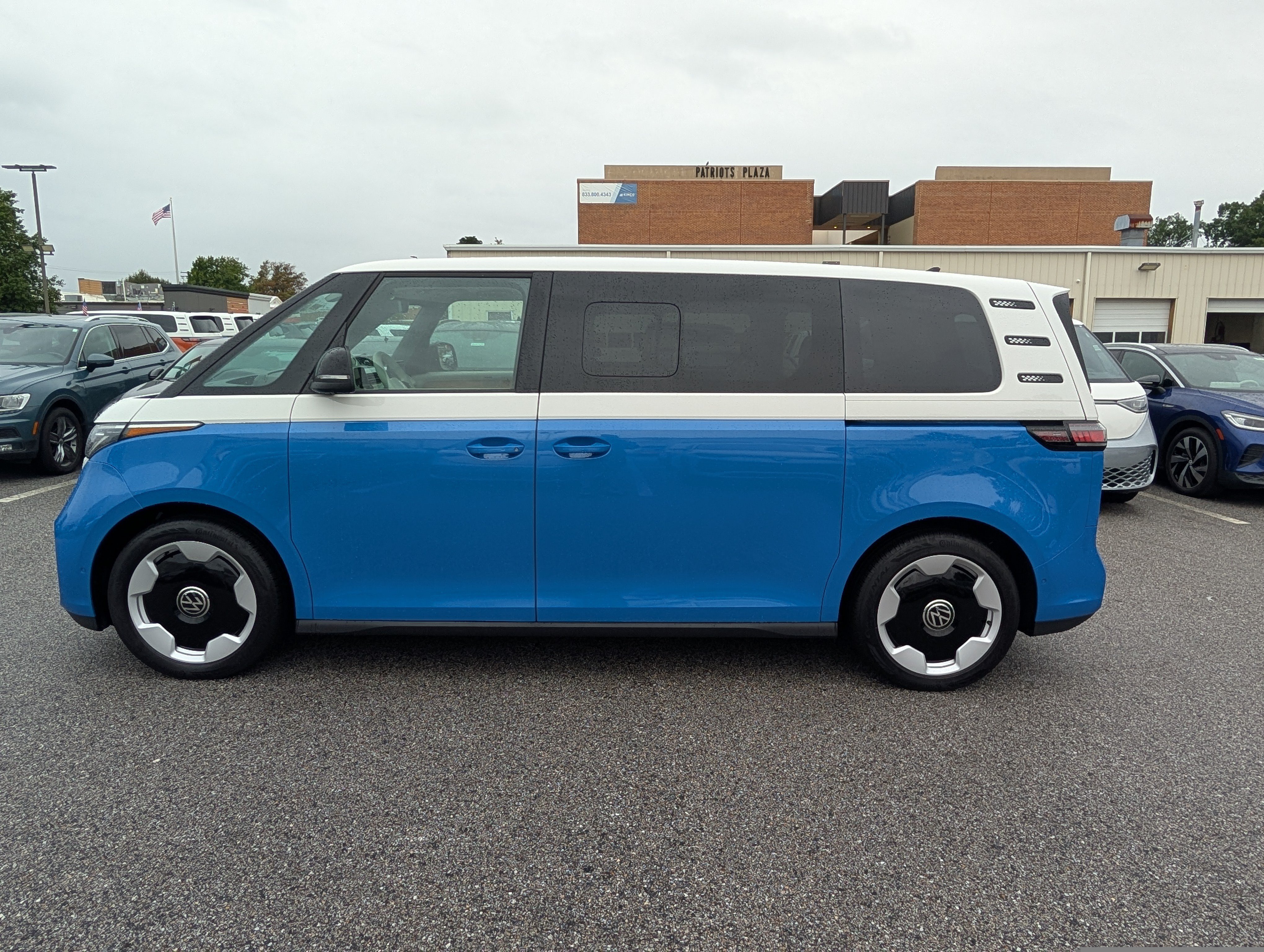 Used 2025 Volkswagen ID. Buzz Pro S Plus AWD/4WD image 6