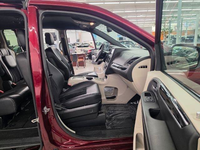 Used 2018 Dodge Grand Caravan SXT FWD image 32