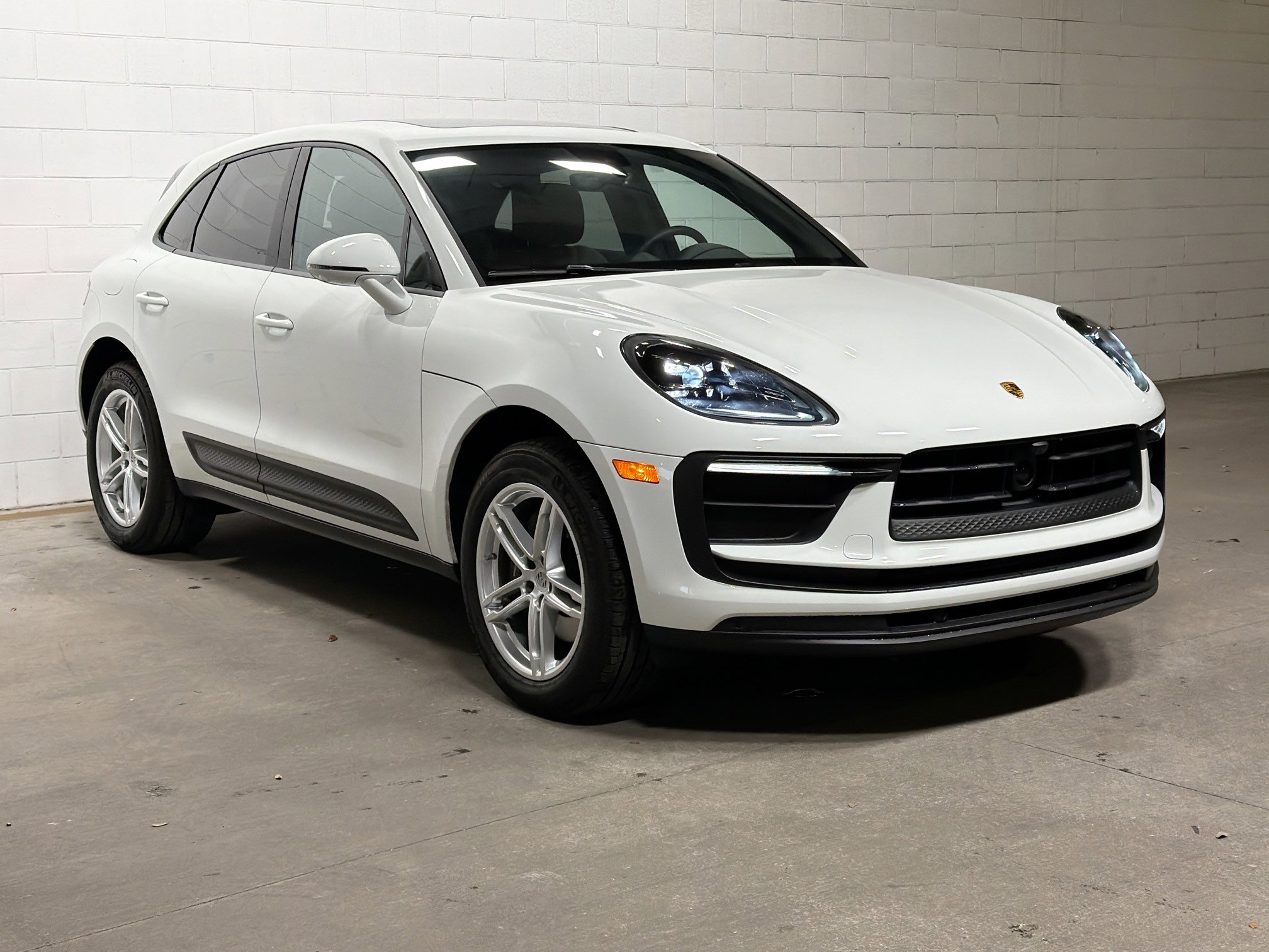 Certified 2025 Porsche Macan image 6