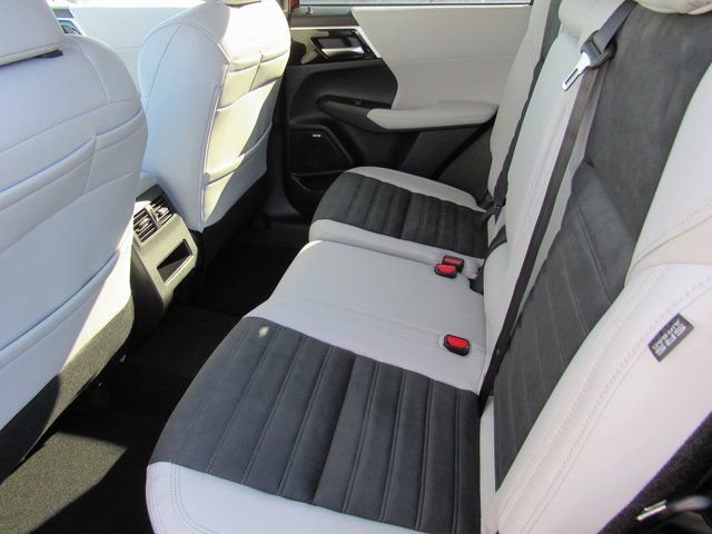 New 2025 Mitsubishi Outlander SE image 13