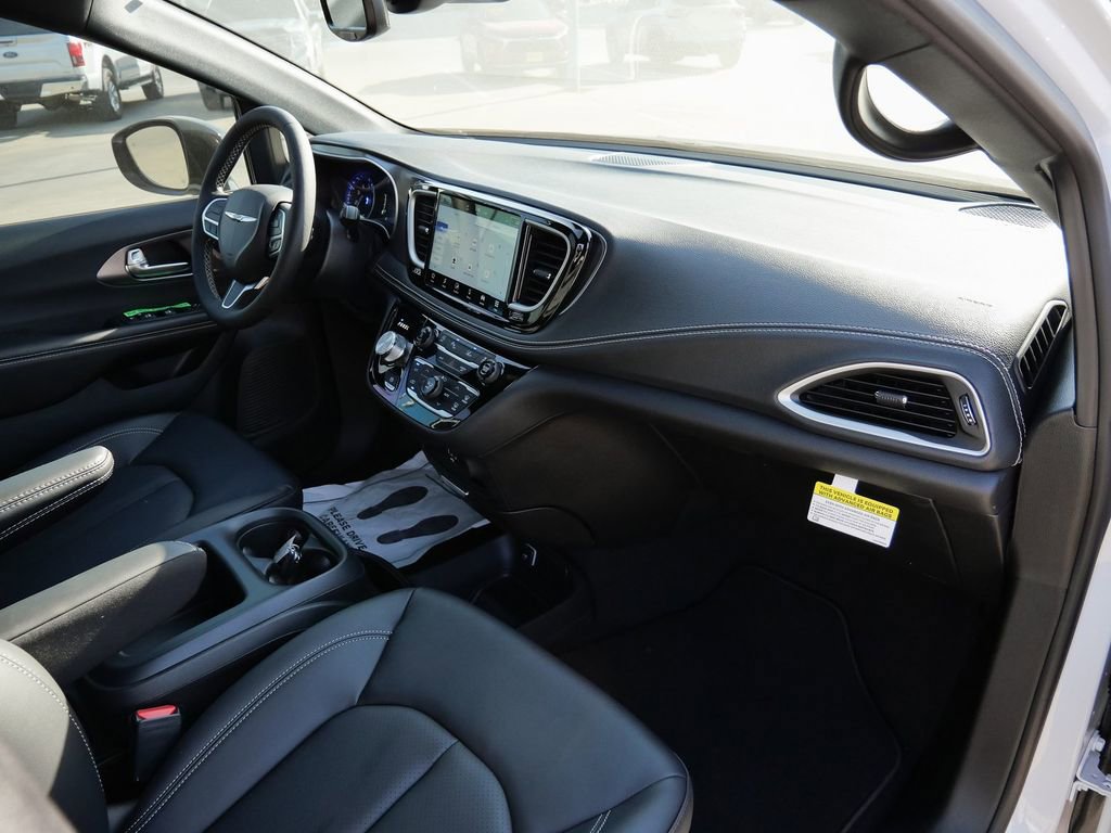 New 2026 Chrysler Pacifica Select image 15
