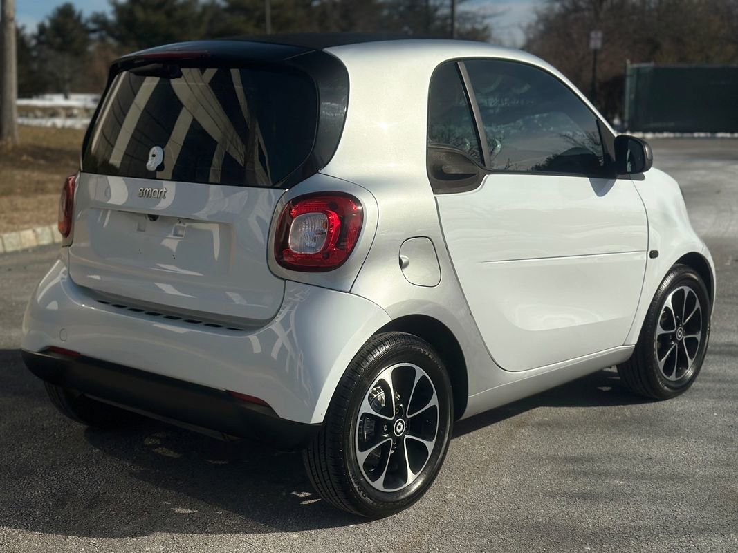 Used 2017 smart fortwo pure image 7