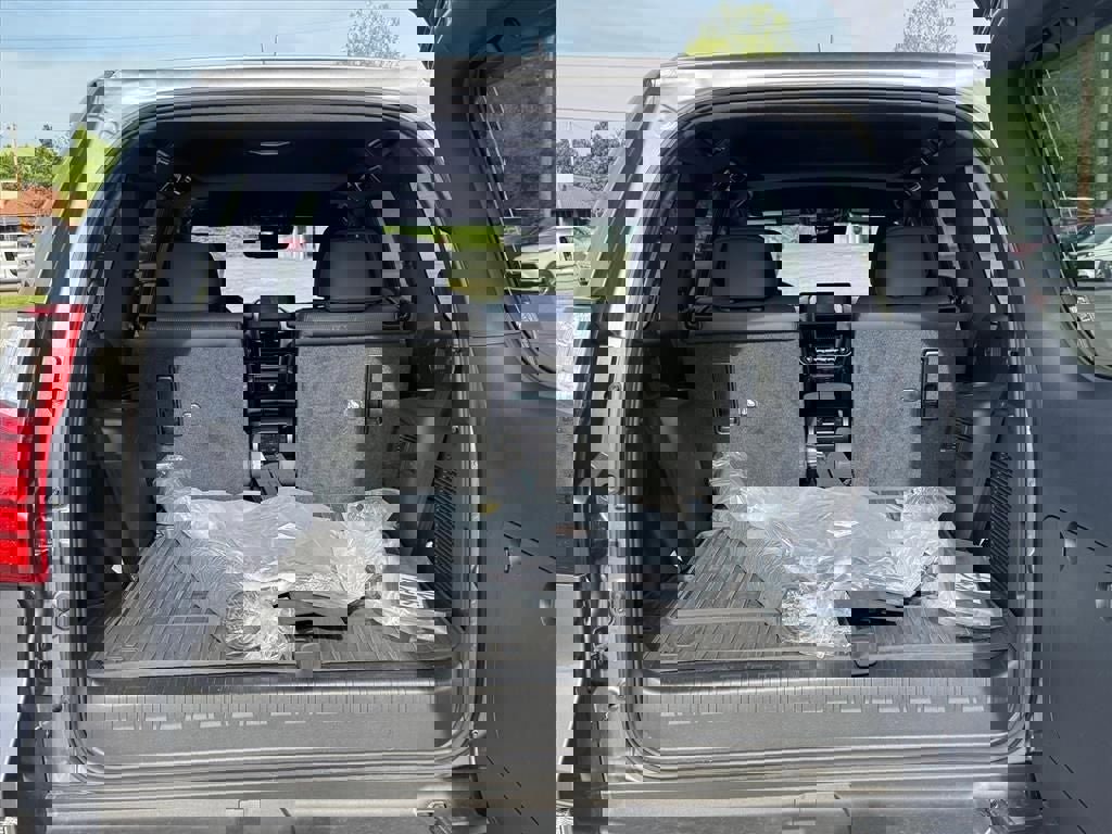 Used 2023 Lexus GX 460 Premium w/ Accessory Package AWD/4WD image 16