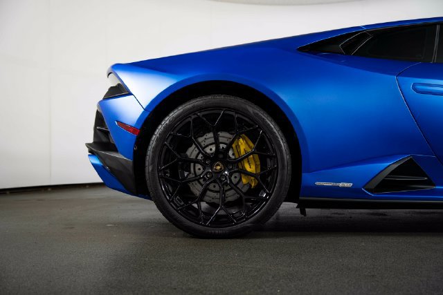 Used 2022 Lamborghini Huracan EVO RWD image 10