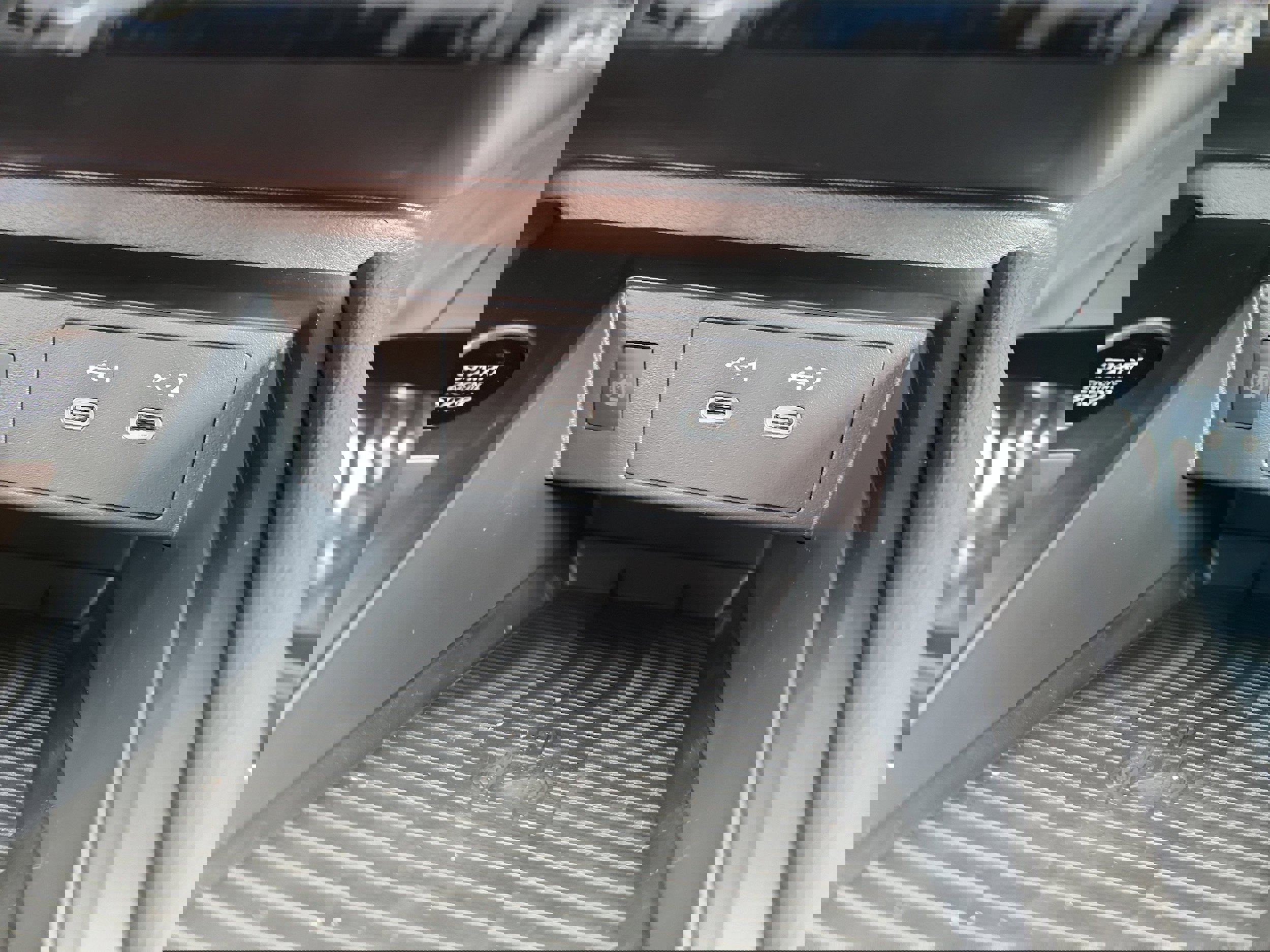 New 2025 Nissan Kicks SR image 13