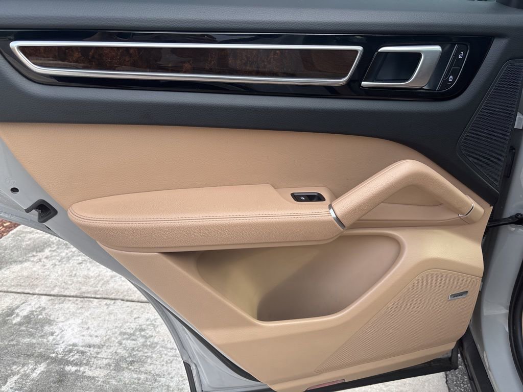 Used 2022 Porsche Cayenne Platinum Edition image 19