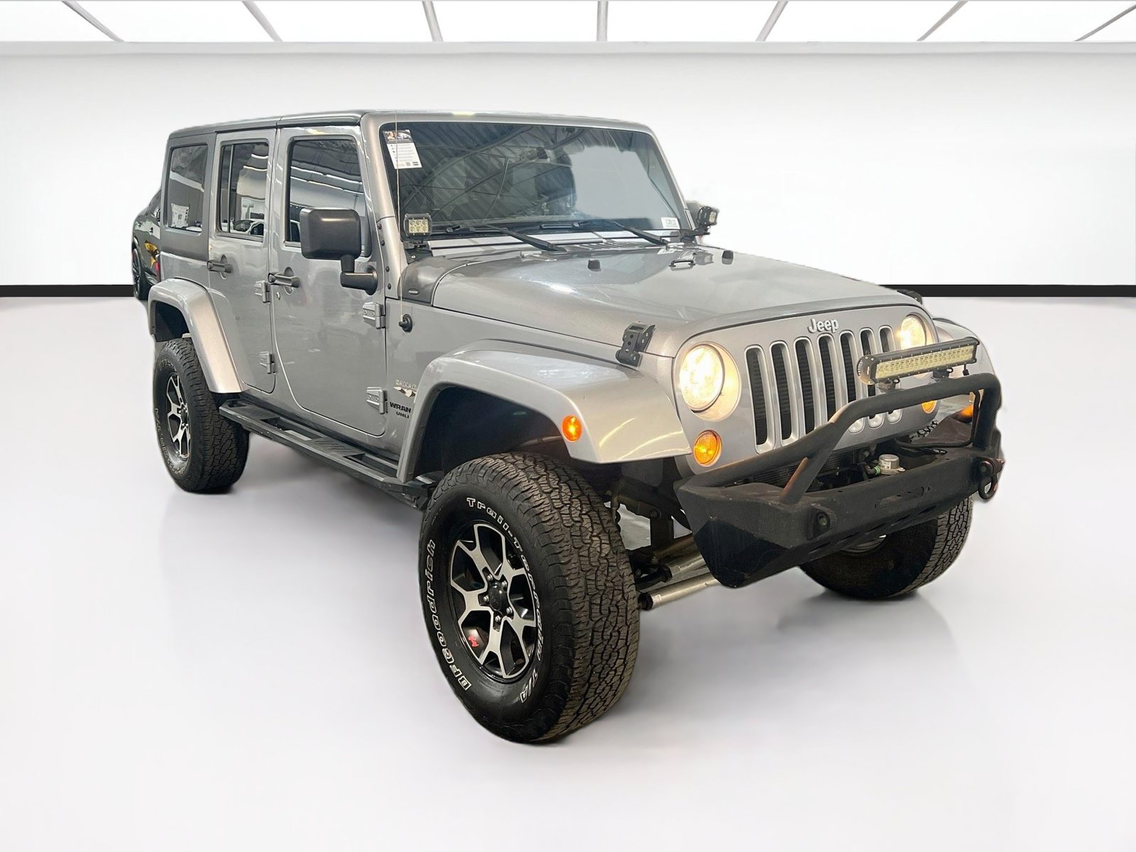 Used 2016 Jeep Wrangler Unlimited Sahara w/ Max Tow Package AWD/4WD image 3