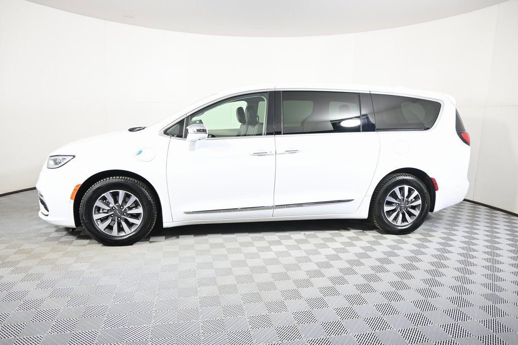 Used 2022 Chrysler Pacifica Limited image 2