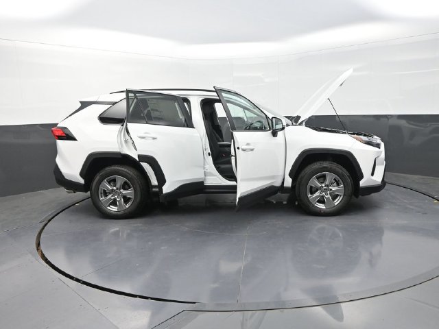 Used 2025 Toyota RAV4 XLE AWD/4WD image 45