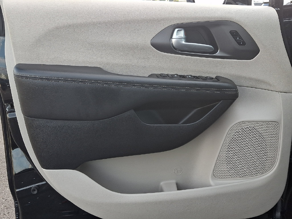 Used 2024 Chrysler Pacifica Touring-L FWD image 12