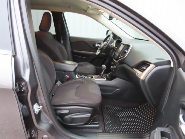 Used 2016 Jeep Cherokee Latitude w/ Comfort/Convenience Group AWD/4WD image 25