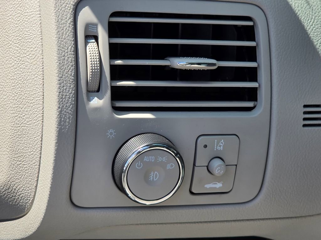 Used 2010 Buick Lucerne CXL image 6